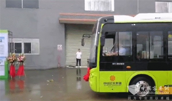 配载微宏快充电池的200辆新能源公交交付中山公交