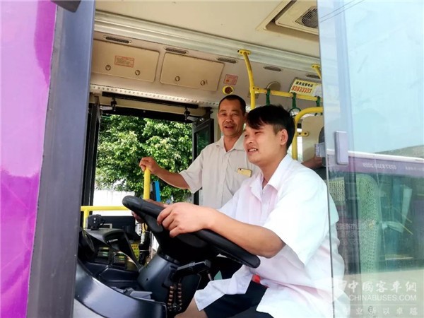 粤运公交父子兵：家中是父子，车上成师徒