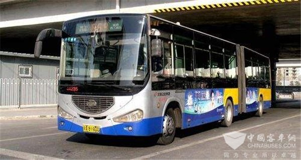 北京：巾帼不让须眉 展女公交驾驶员风采