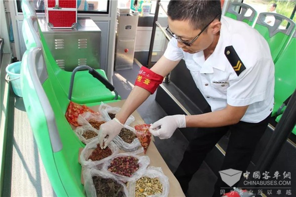山东：夏季公交车厢“异味”多，青岛温馨巴士驾驶员有自制“除味神器”
