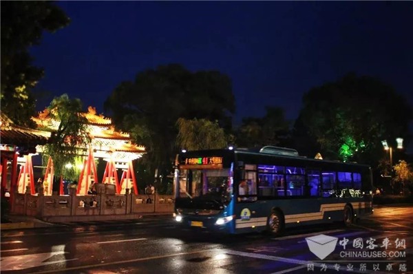 山东：济南公交温暖出行 点亮夜景泉城