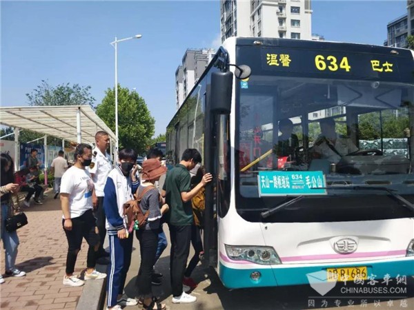 山东：暑运学生客流激增 青岛温馨巴士20余条公交精准对接学生客流