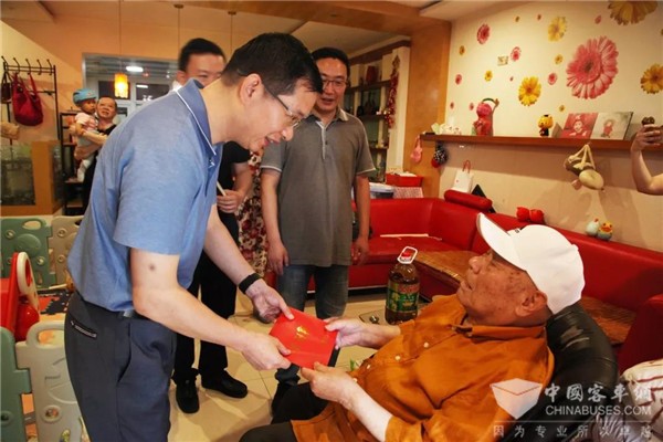 重庆：不忘初心 牢记使命，重庆公交集团党委走访慰问老党员和困难党员