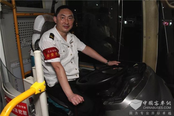 山东：他是一位青岛公交“夜行军” ，专门接送城市夜归人