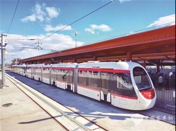 百年公交 北京长安街上“中国红”