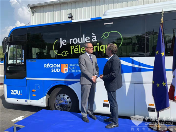 欧洲首条纯电动城间线路启用 宇通纯电动客车驶入“薰衣草之乡”