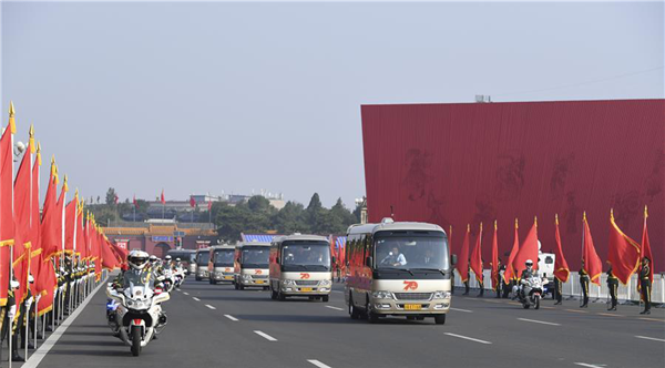 致敬时代英雄 宇通为共和国勋章获得者护航!