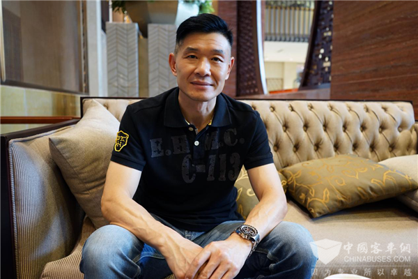 护航宝钢员工通勤 金旅“钢铁巨人”诠释“铁骨柔情”