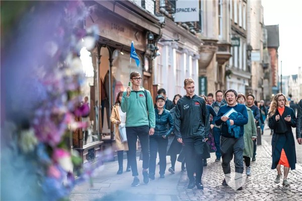 让客车与文化“结缘” 宇通中欧文化巴士之旅走进英国剑桥大学