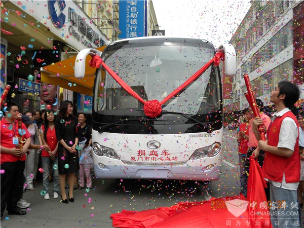 一辆金龙采血车 见证厦门十年爱心路