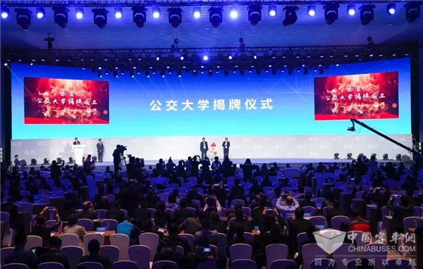 广东：汇集业界权威的高峰论坛上，深巴喜获“公共交通十大创新奖”！