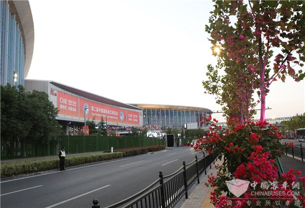 载五洲宾朋 第二届进博会苏州金龙再现品质担当