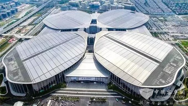 进博会央视直播车 安凯双层敞篷大巴成“全网焦点”