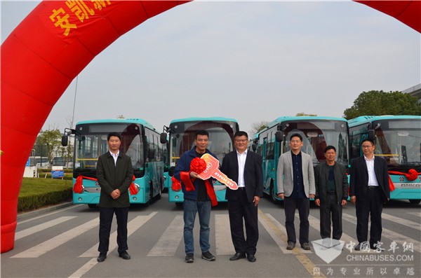 “中国茶都”的“绿色风景” 安凯新能源公交车交付安溪