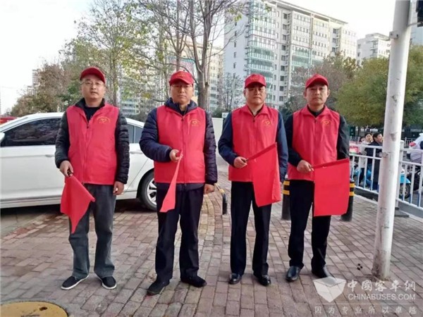 山东：菏泽公交公司组织党员积极参与 “文明交通劝导”活动