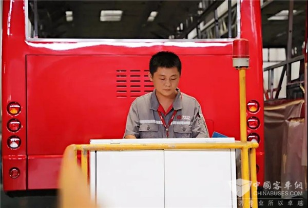 中车电动的“涂装艺术家”——钟明志