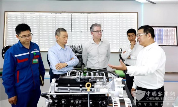 康明斯集团副总裁曹思德率队到玉柴参观交流