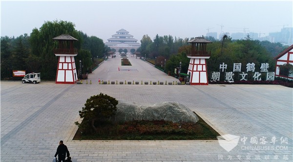 跨越千年的文明融汇 金龙阿波龙驶入朝歌文化园