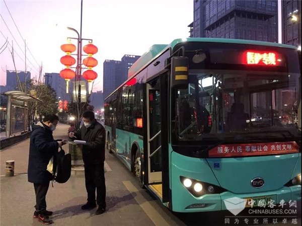 西安公交：12条医护专线 为“白衣天使”提供免费服务