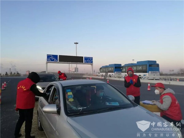 银川公交:停运不停“防” 党旗在飘扬