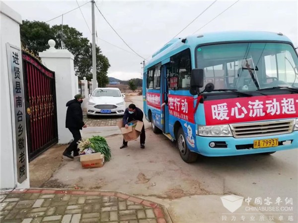 南昌公交：共克时艰 “暖心流动超市”走进乡镇