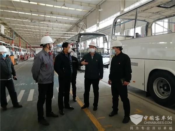 苏州金龙党委书记、董事长陈笃廉深入生产一线指导防疫复产工作