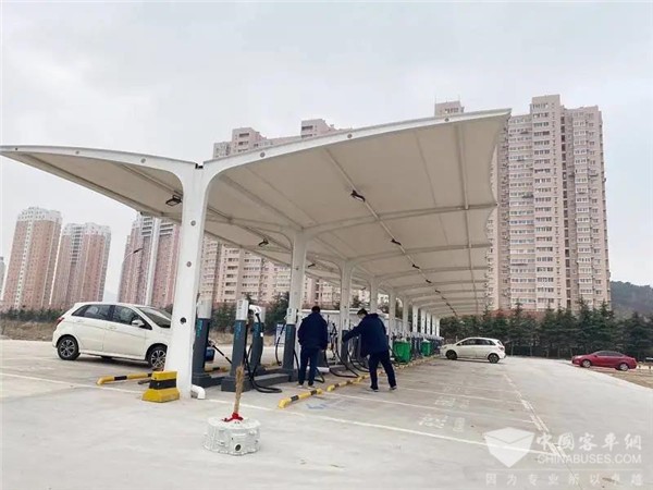 一天满足400辆车充电需求 青岛公交文旅合肥路充电站投产