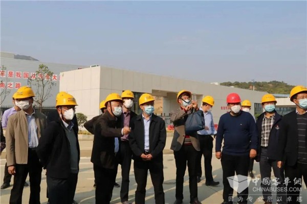 国家工信部科技司王卫明副司长到金龙汽车龙海基地督导复工复产工作