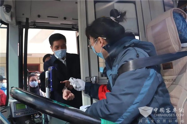 江苏省交通厅长带头坐公交地铁