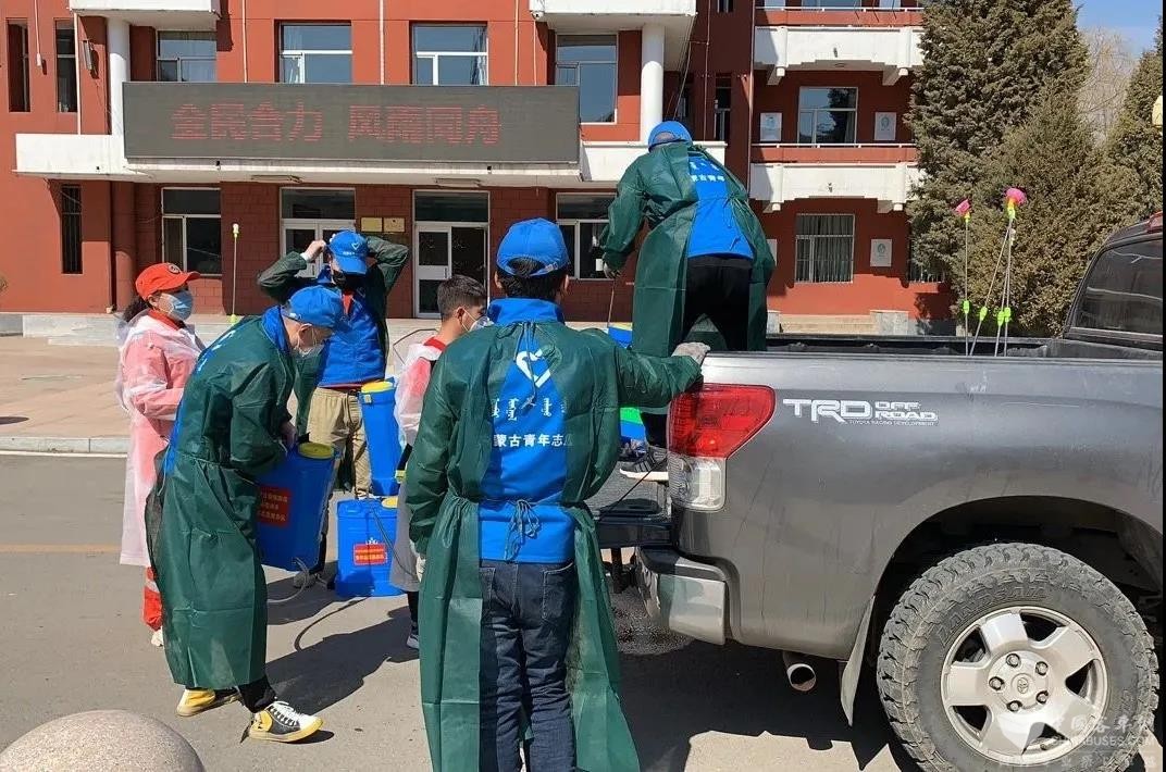 呼和浩特公交志愿者服务队开展义务消杀公益活动