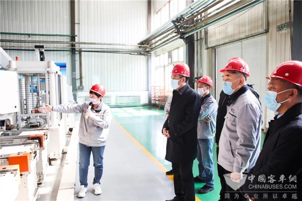 丹东市委书记裴伟东到访曙光汽集团车桥工厂 调研复工复产工作