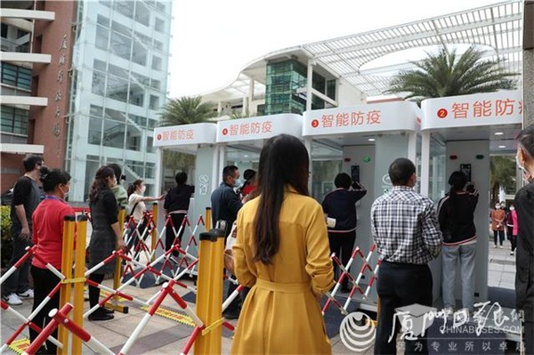 为校园穿上“防护服” 现场体验金龙客车智能防疫工作站