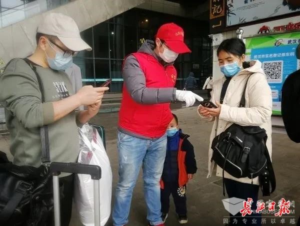 武汉公交多措并举引导乘客有序乘车