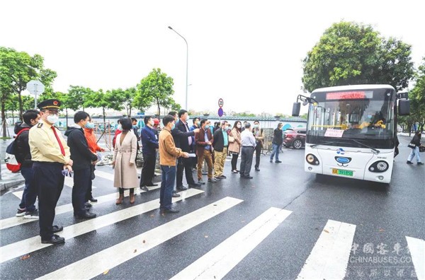 开沃H6实力抢镜！广州政协秘书长黄洁峰一行实地调研“云城1线”