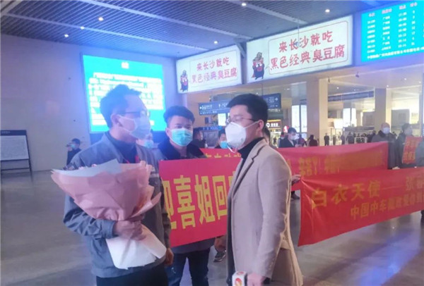 英雄凯旋，金银潭“女神”，我们爱你!