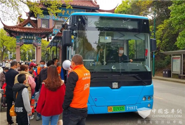 鼋渚春色惹人醉 清明踏青正当时 无锡公交集团全力保障节日出行