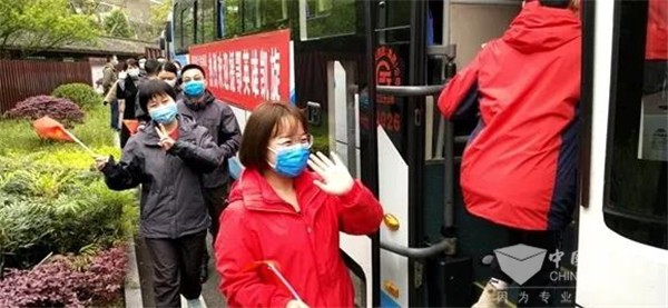 真诚致敬！重庆公交机场快车送抗疫英雄与家人团聚