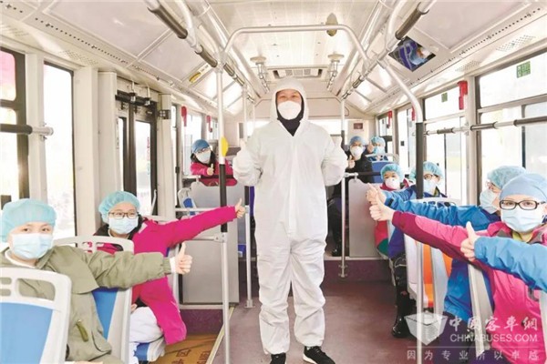 接送医护与商超物资，恢复线路让通勤顺畅，公交车成“变形金刚”
