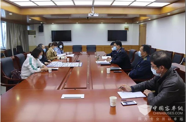 合肥市国资委法规处处长毕明志检查指导公交全民国家安全教育日工作