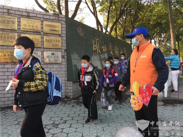 助学护岗 守护平安！无锡公交集团开展助学护岗活动