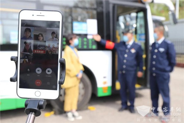 青岛公交：“云实践课”进车厢 班主任当主播 学生开学前家里学乘车