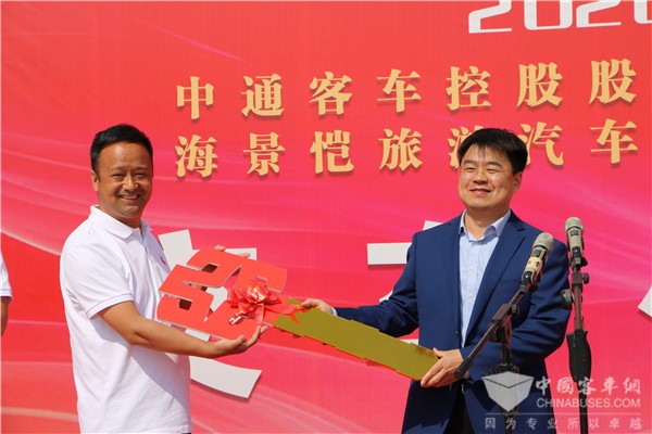 扮靓最美“高原古城”，批量中通旅游客车交付青海市场