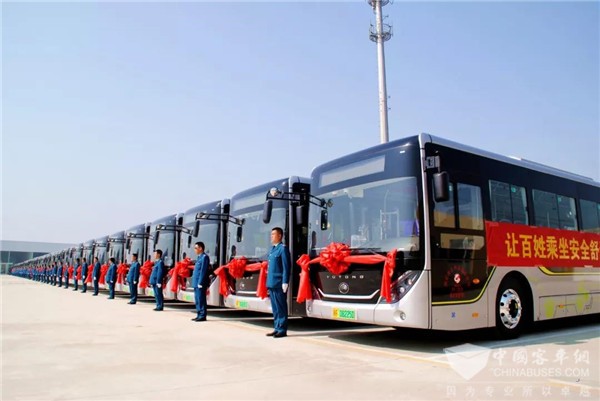  70台“黑金钢”霸气排开 保定公交新车首秀为五一献礼