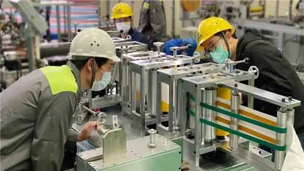 攻克难关 快速上市！金龙首批KN95口罩机交付