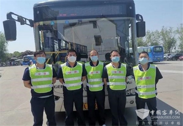 西安“公交医生”坚守岗位保障车辆平安出行