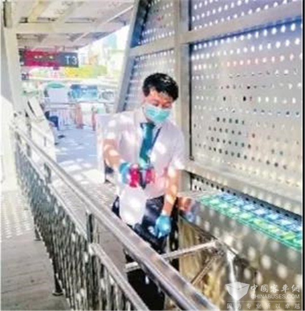 武昌站东广场BRT站台多举措防疫，站台广播显示屏双提醒