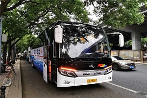 “国车”金龙 20年护航两会