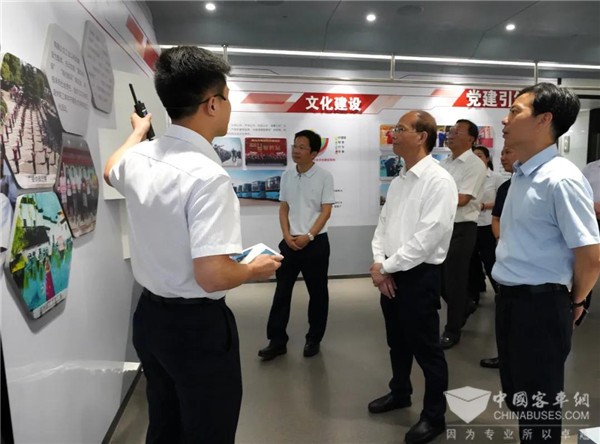 江西省委常委、南昌市委书记吴晓军一行深入公交企业展示馆参观
