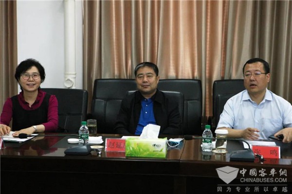 辽宁省政协、工商联一行赴曙光汽车集团调研 参观黄海全系列产品