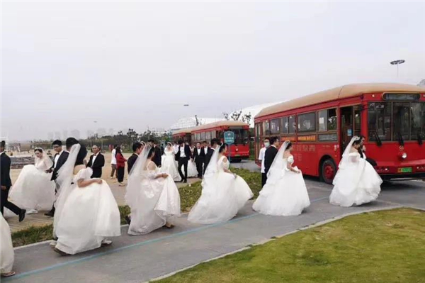 见证青岛27对新人“战袍换嫁衣”  银隆铛铛车为爱护航